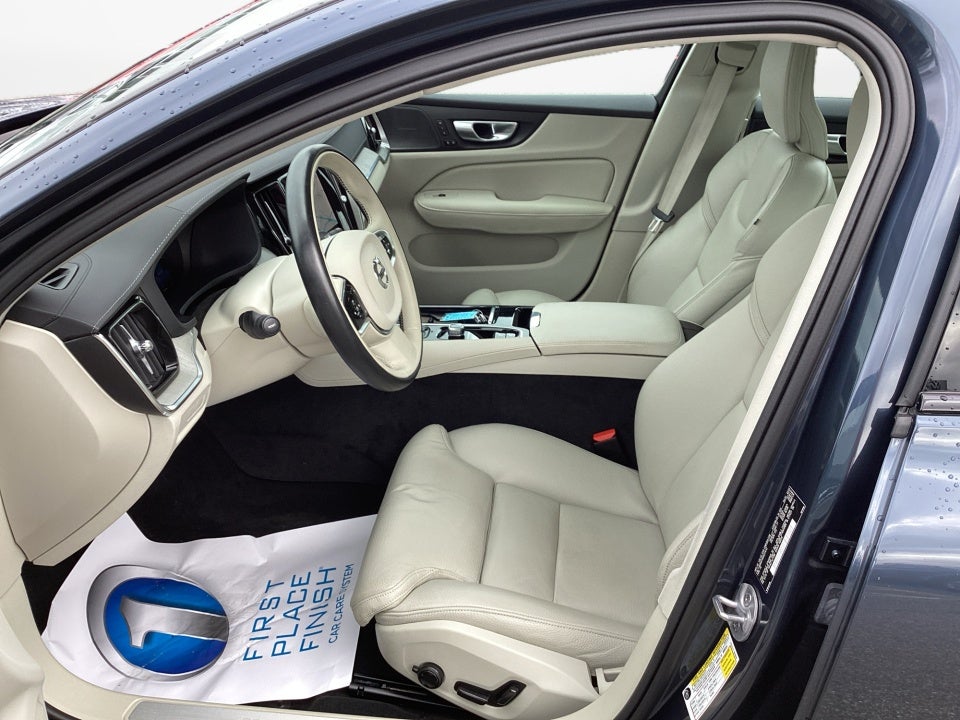 2024 Volvo S60 Recharge Plug-In Hybrid T8 Ultimate Dark Theme