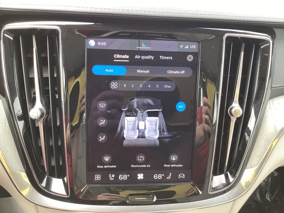 2024 Volvo S60 Recharge Plug-In Hybrid T8 Ultimate Dark Theme
