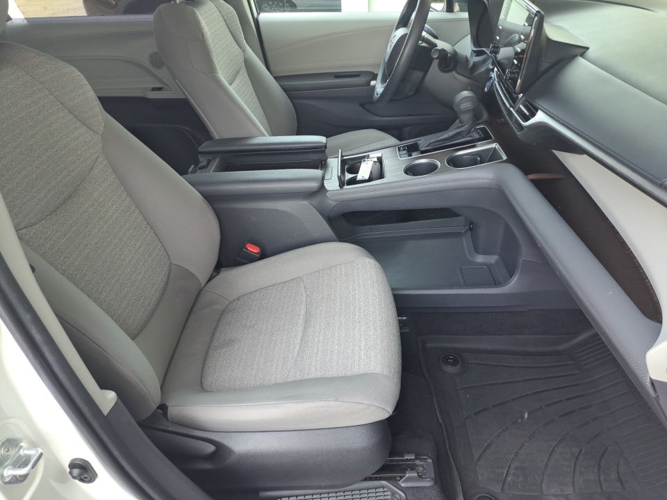 2022 Toyota Sienna LE