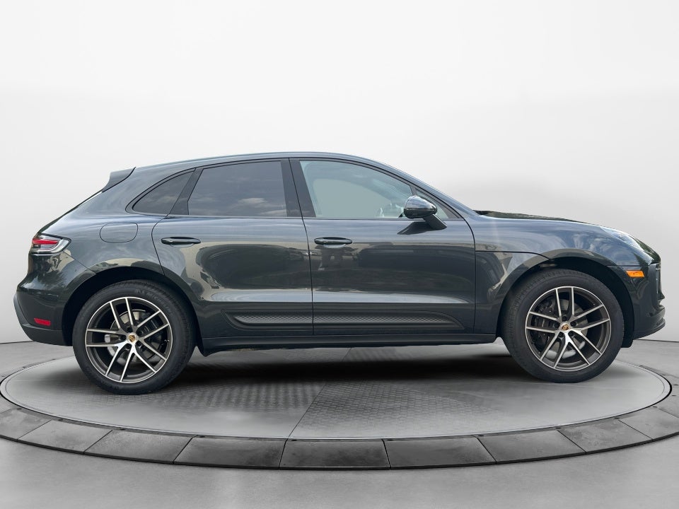 2022 Porsche Macan AWD