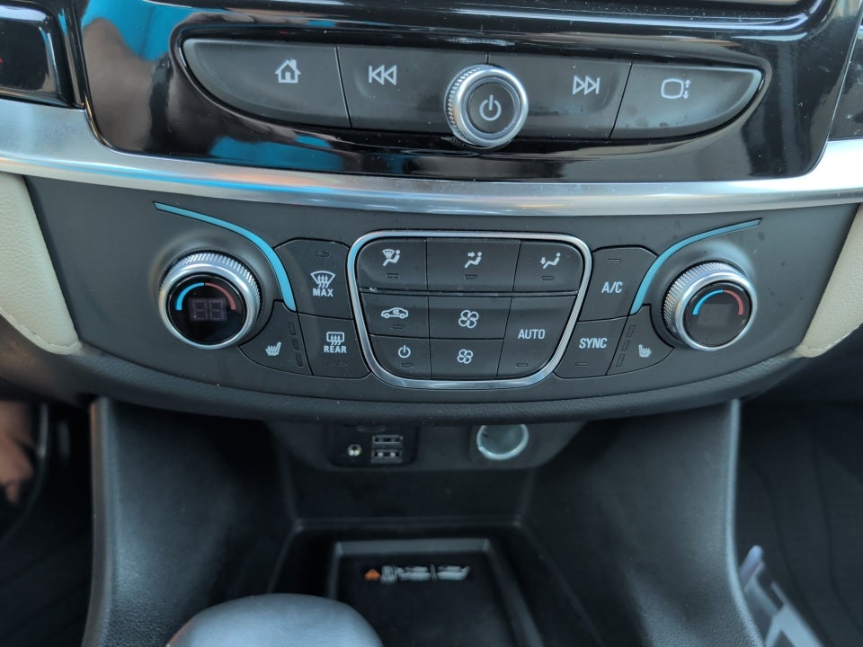 2023 Chevrolet Traverse FWD LT Leather